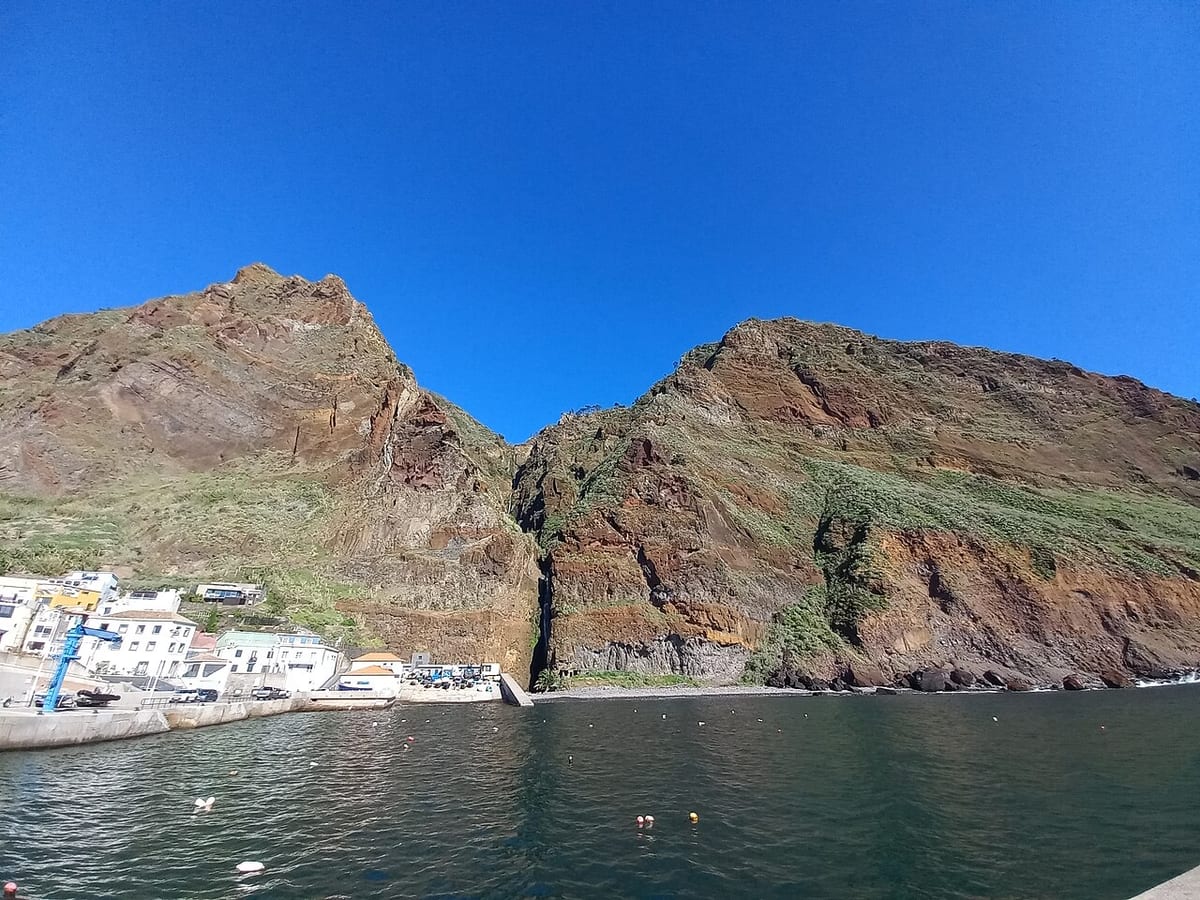 Madeira-Paul do Mar-harbour-Waterfall-01ASD