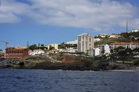 Hotels and rocky shores at Reis Magos in Caniço de Baixo, where the coastal part of the visit begins.