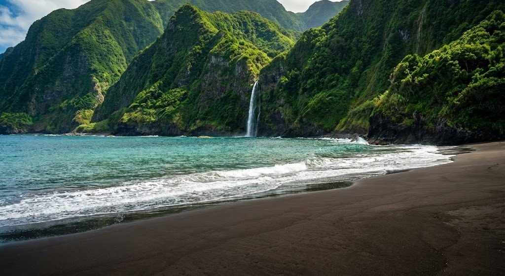 Vulkanstrand mit schwarzem Sand und Naturbecken in Seixal, Madeira